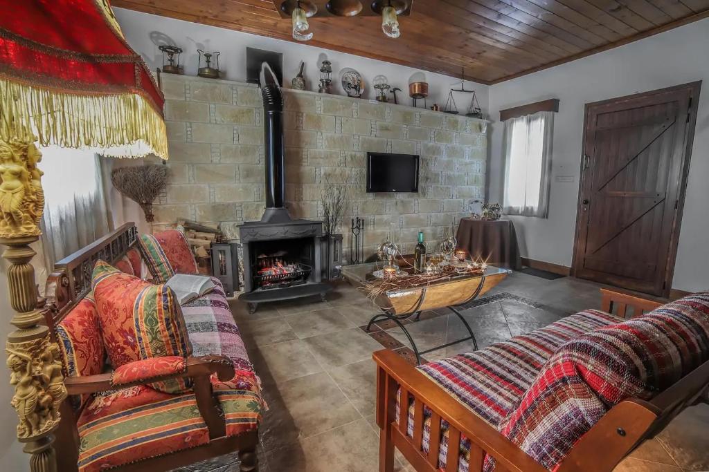 洛弗Lofou Traditional House的客厅设有两张沙发和一个壁炉