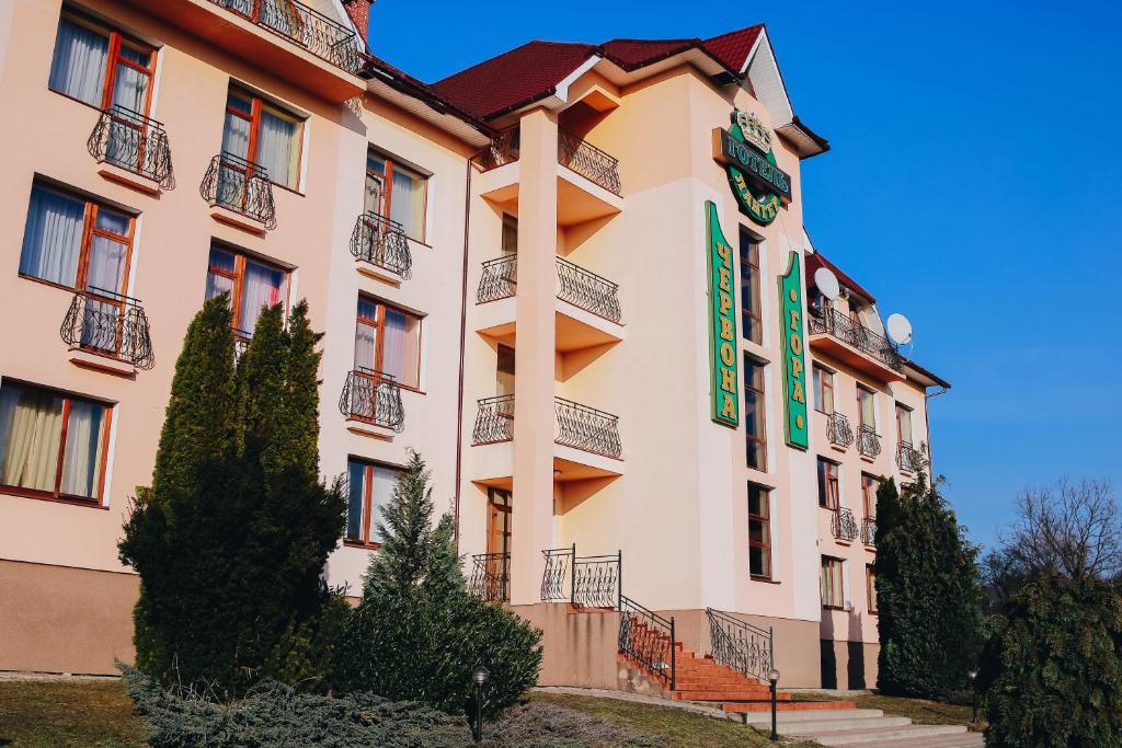 穆卡切沃奇瓦纳戈拉酒店的一座白色的大建筑,上面有标志