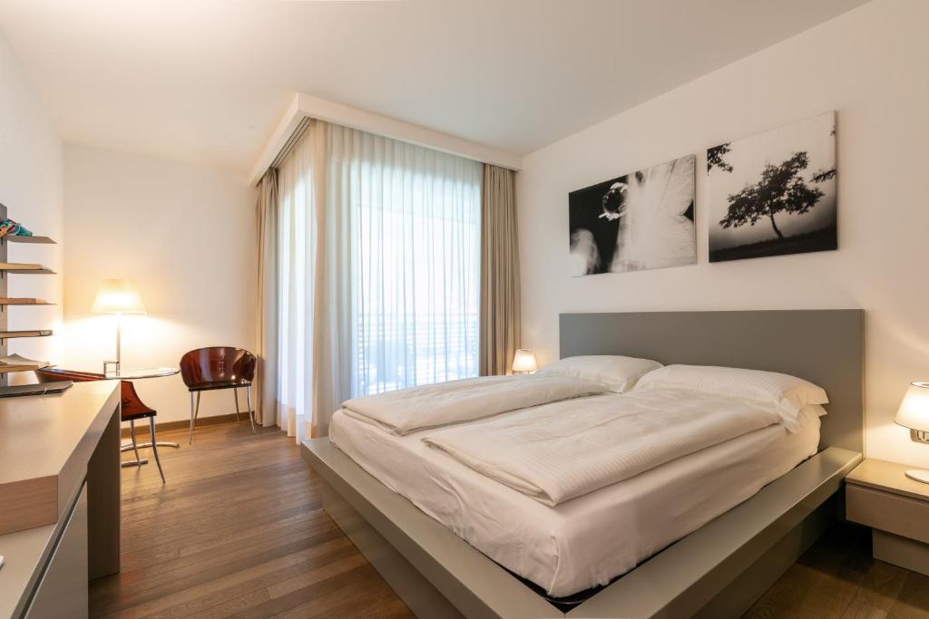 莱德罗Da Elda Natural Retreat的一间卧室配有一张床、一张书桌和一个窗户。