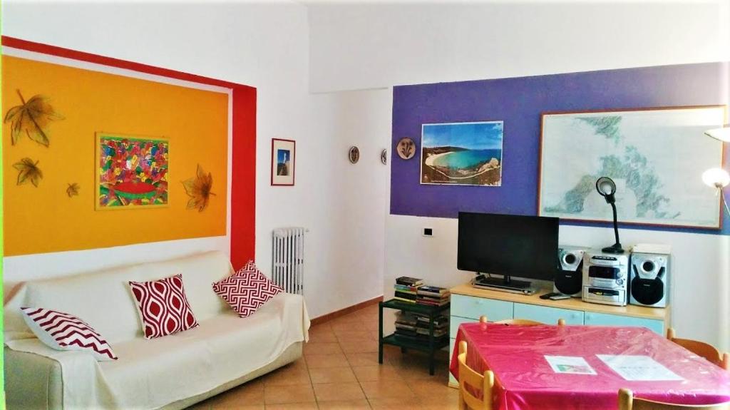 圣特雷莎加卢拉La Corte Appartamenti的带沙发和电视的客厅