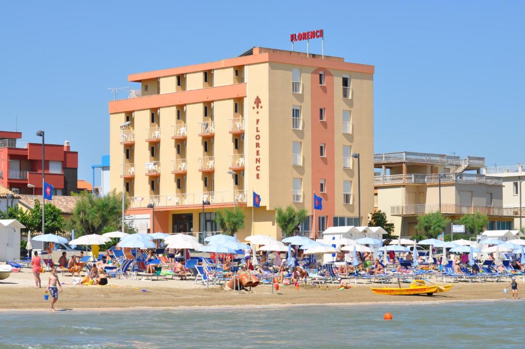马洛塔佛罗伦萨酒店的一群人住在海滩上,住在酒店