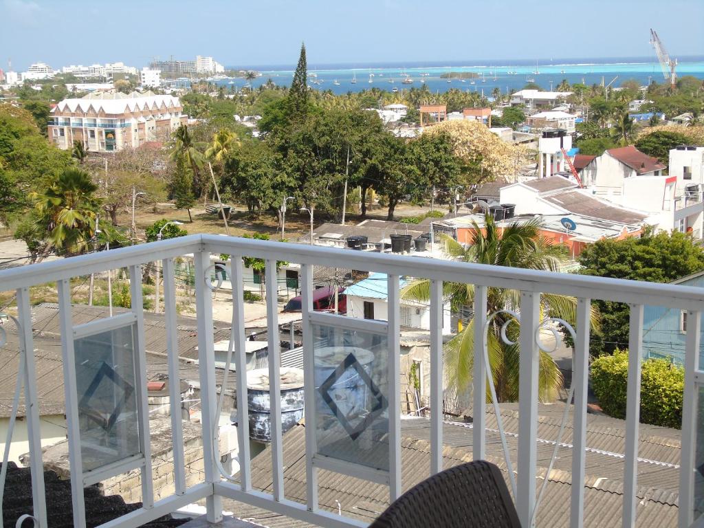 圣安德烈斯Mi buena Vista的以及享有公寓景致的阳台。