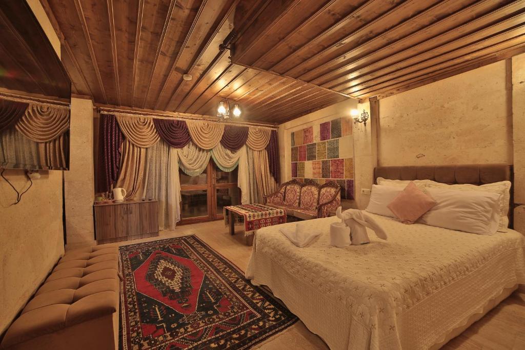 格雷梅格雷梅洞穴酒店的一间卧室配有一张床和一个沙发