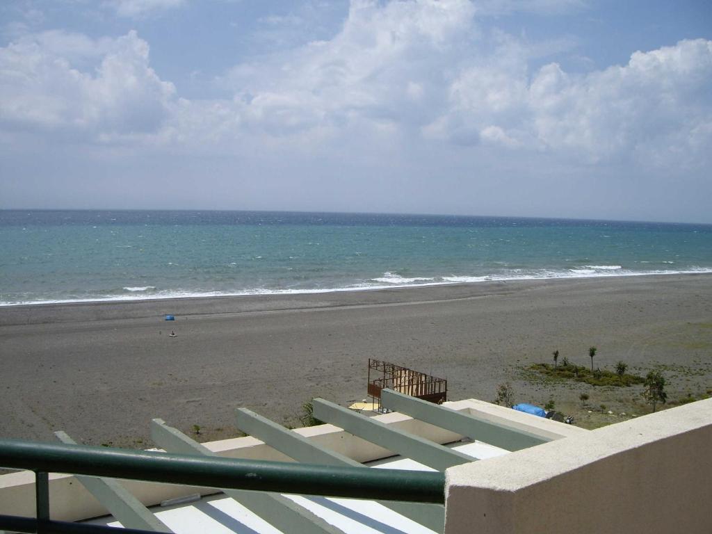 贝莱斯exclusivo Atico en primera línea de playa的阳台享有海滩美景。