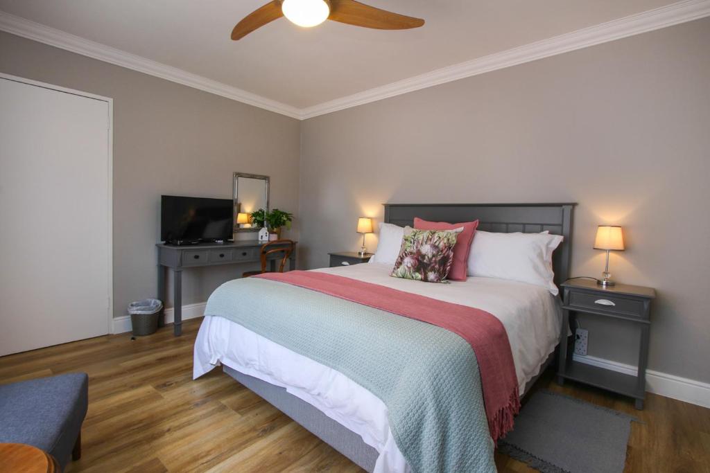 西萨默塞特Brookshill - Protea suite的一间卧室配有一张床和吊扇