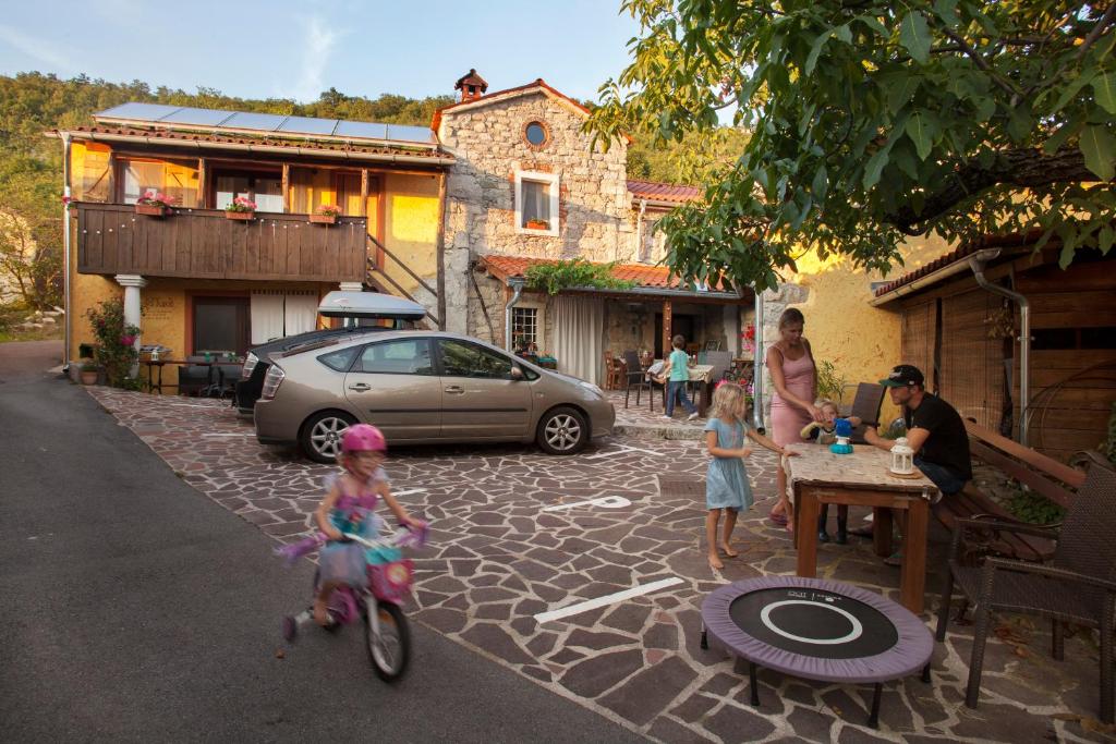 Črni KalHostel Xaxid的一群孩子骑着自行车在街上