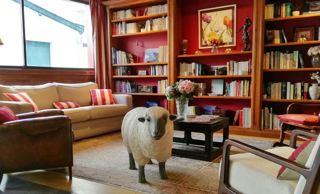 圣让-德吕兹Hôtel La Marisa Grande Plage的客厅里的客厅里设有羊雕像