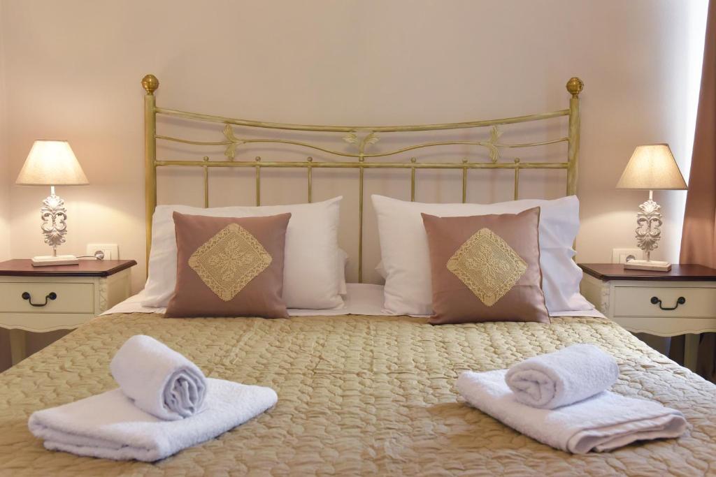 埃尔莫波利斯Oisyra Hotel的床上配有毛巾和枕头