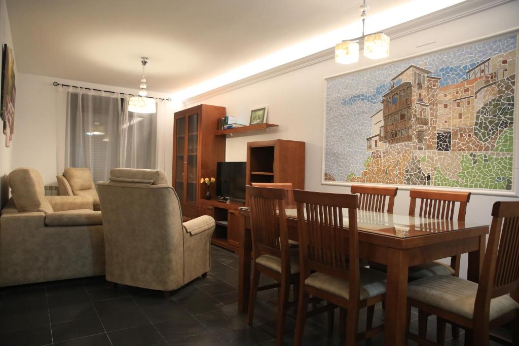 昆卡APARTAMENTOS LA VEREDA的客厅配有桌椅和沙发