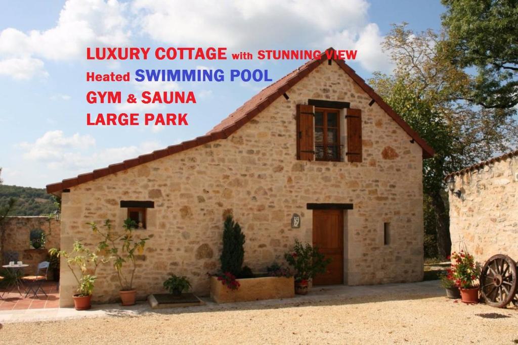 Saint-LazareHillside Park Dordogne的村庄中的一座房子,上面标有读书的豪华小屋,设有游泳池