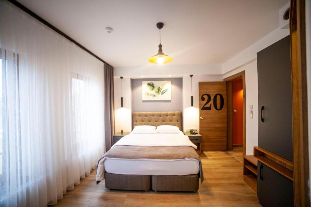 恰纳卡莱Set Özer Hotel的一间卧室,卧室内配有一张大床