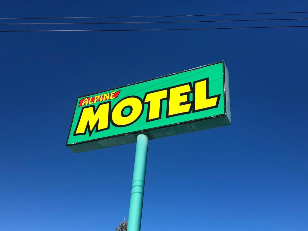 落基山庄Alpine motel的 ⁇ 顶汽车旅馆的标志