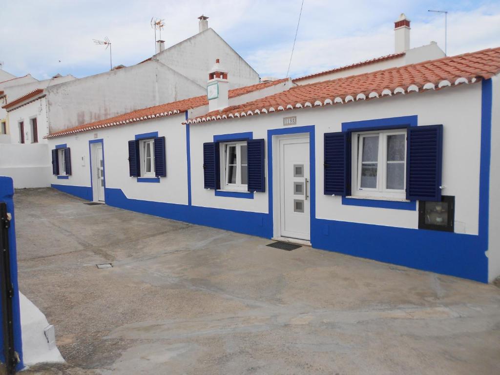 奥德赛克斯Moradias Ode的蓝色和白色的建筑,有黑色百叶窗