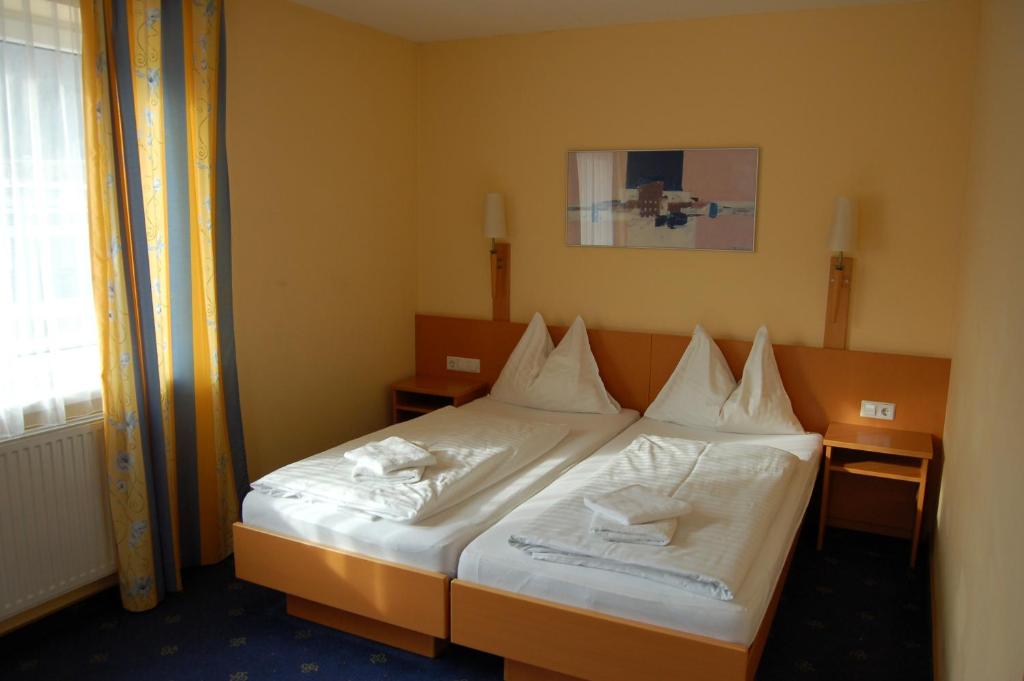上施泰尔马克地区圣米夏埃尔Gästehaus St.Michael的一间卧室配有带白色床单和枕头的床。