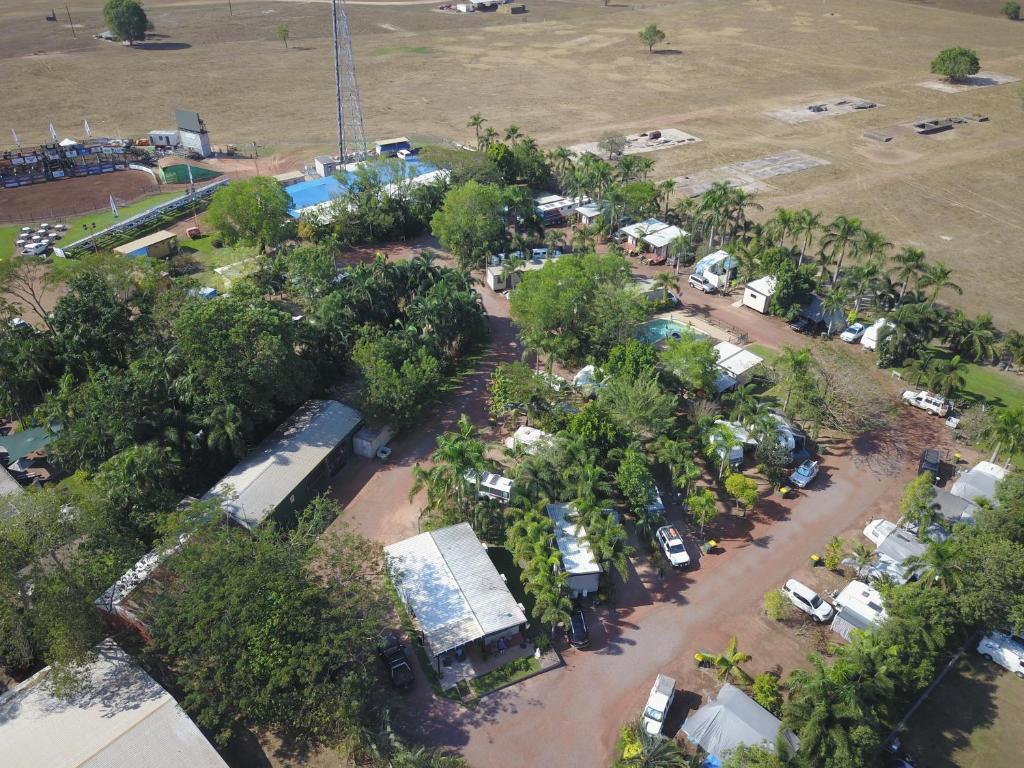 NoonamahNoonamah Tourist Park的享有棕榈树停车场的空中景致