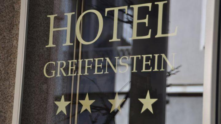 维尔茨堡霍夫格瑞凡妮莎特酒店的窗口的标志,加上单词