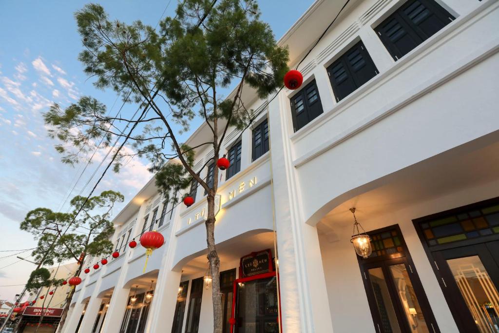 马六甲Liu Men Melaka的一座白色的建筑,上面有红球