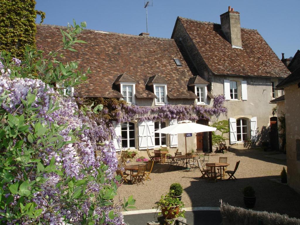 Angles-sur-lʼAnglin勒雷莱斯杜里昂德奥酒店的前面有一大束紫色花的房子