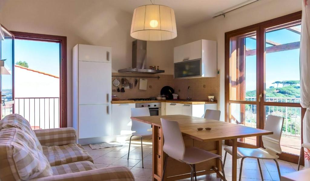 里奥内莱尔巴Le Viste su Ortano的厨房以及带桌椅的用餐室。