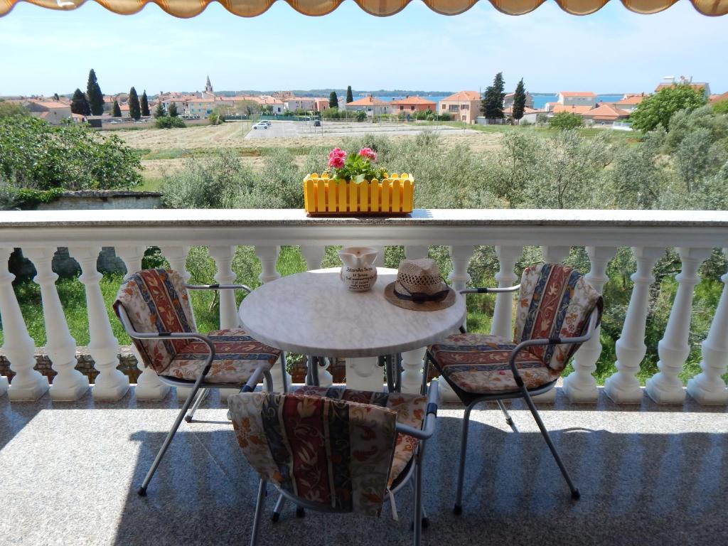 法扎纳MARILENA的美景阳台配有桌椅