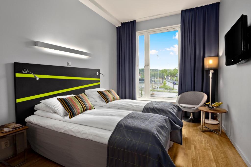 奥斯陆Thon Partner Hotel Ullevaal Stadion的一间设有大床和窗户的酒店客房