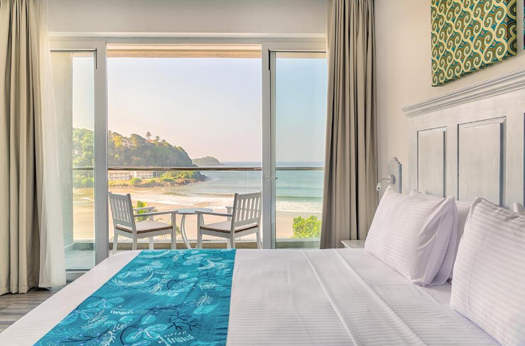 高尔Blue Beach Galle的一间卧室配有一张床,享有海景