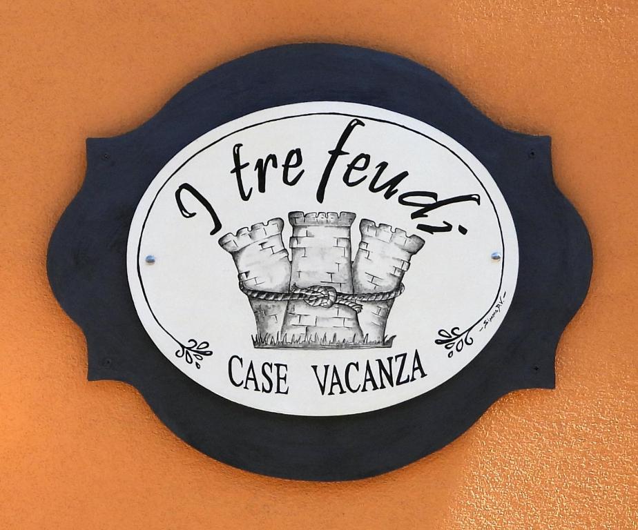 阿韦特拉纳I tre feudi - Casa Vacanza的墙上的火标,有树基金蛋糕