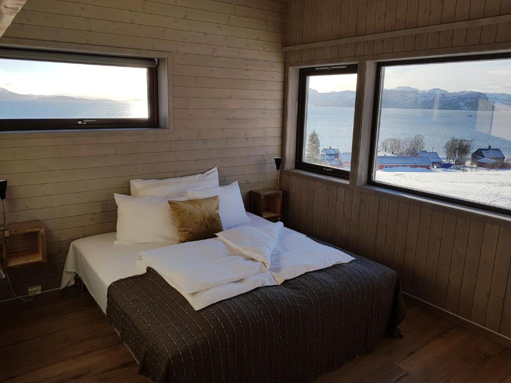 StraumsbuktaYggdrasil Farmhotel Retreat, Spa & Yoga的卧室配有床,位于带2个窗户的房间
