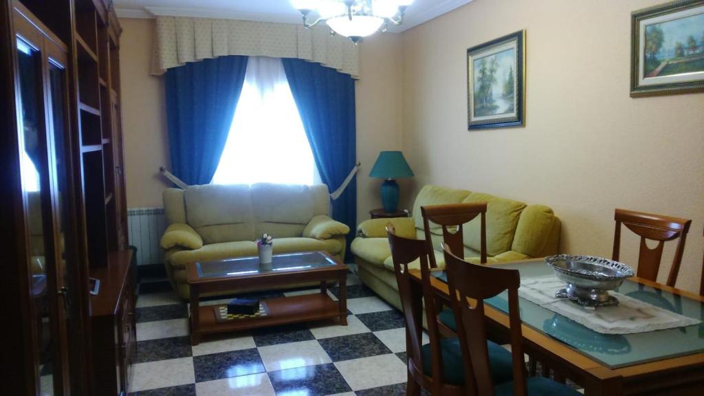 阿尔玛格鲁Apartamento Turístico Antigua Universidad Almagro的客厅配有沙发和桌子