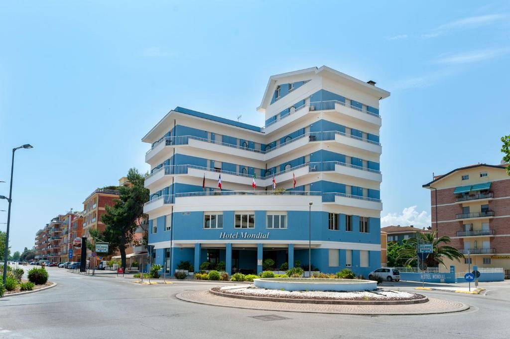 雷卡纳蒂港蒙帝亚尔酒店的街道上一座蓝色和白色的大建筑