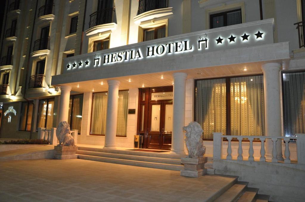 克勒拉希赫斯提亚酒店的建筑前方有标志的酒店