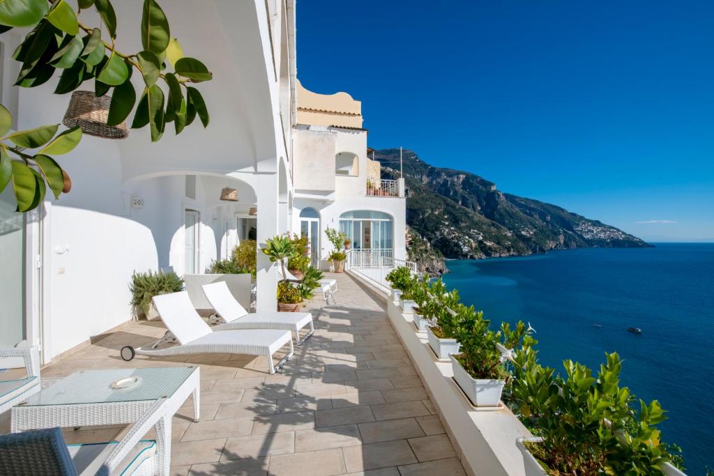 波西塔诺Casa Fioravante的从别墅的阳台可欣赏到海景