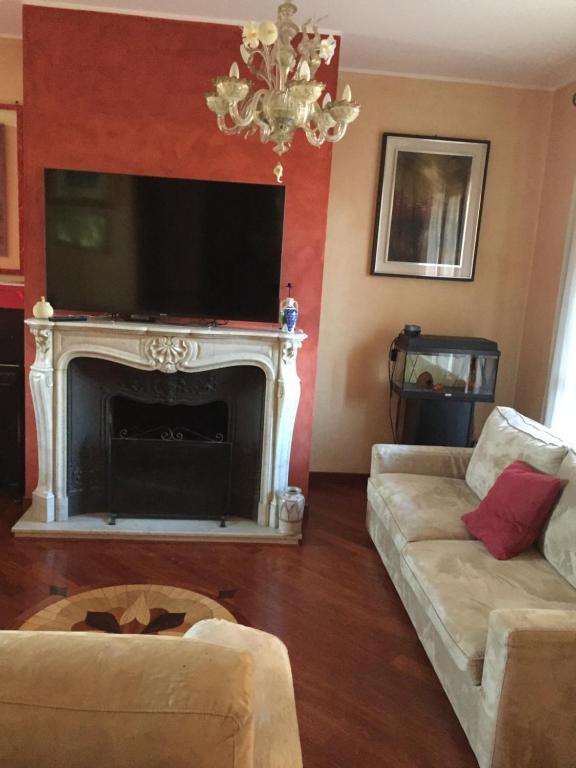罗扎诺B&B Borgo dei Fiori的客厅设有壁炉和电视。