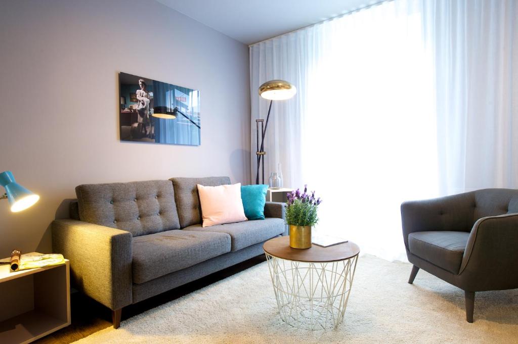 索尔纳阿斯普伦第二家园公寓的客厅配有沙发和桌子
