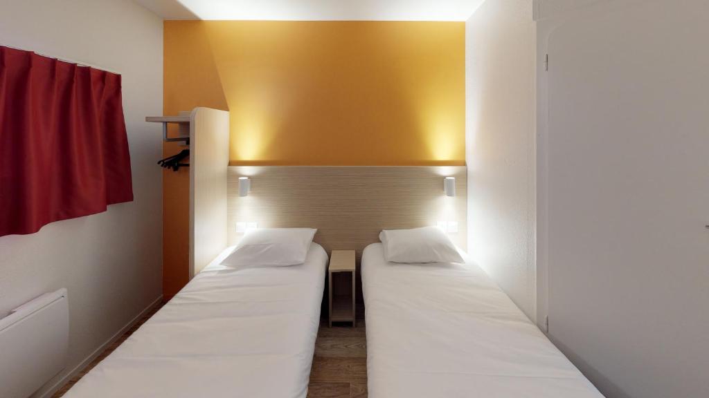 兰斯兰斯西部坦屈厄星辰酒店的黄色墙房的一对床