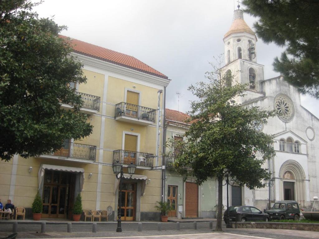 阿杰罗拉詹蒂莱酒店的一座带钟楼和教堂的建筑