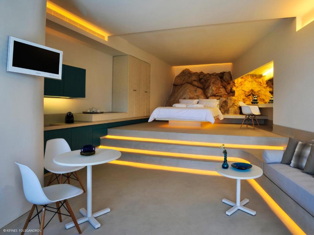 乔拉弗雷恩多斯Kifines Suites的酒店客房,配有床和沙发