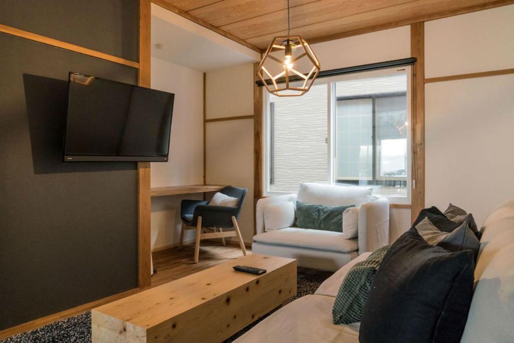 野沢Nozawa Gondola Apartments的带沙发和电视的客厅