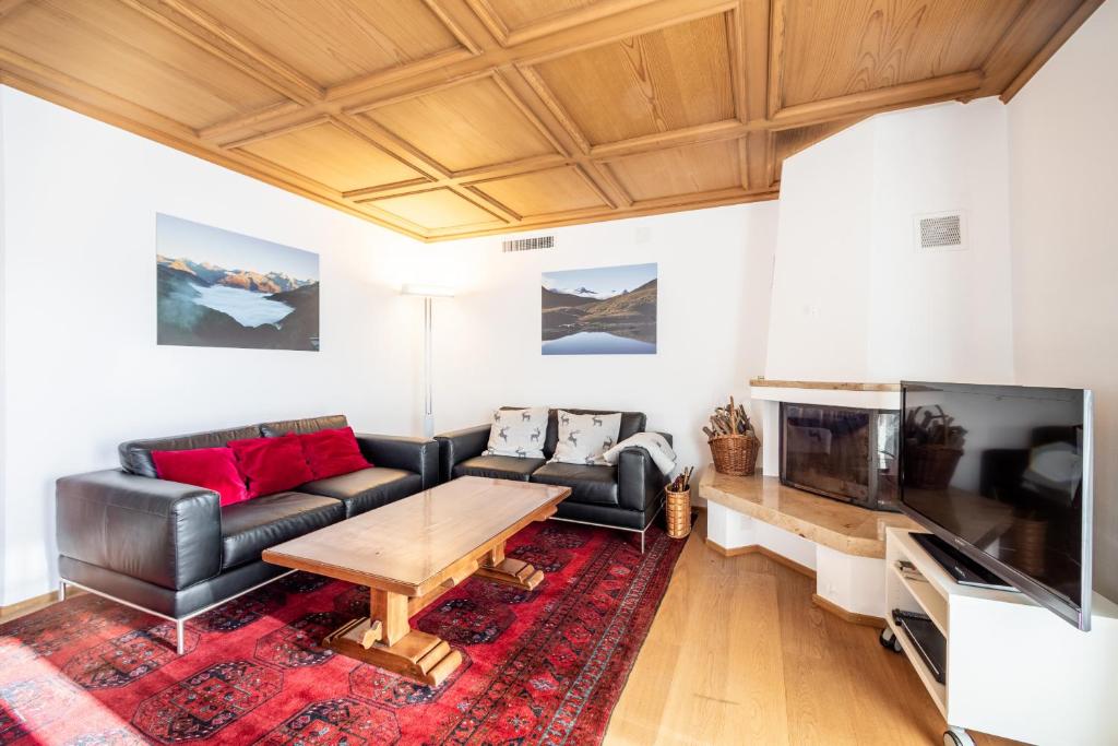 弗利姆斯Casa Murissen的客厅配有沙发和桌子