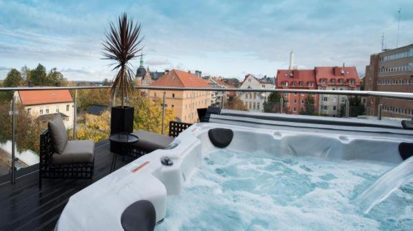 诺尔雪平中央第一酒店的大楼阳台上的热水浴池