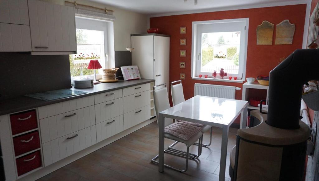 BeerheideFerienwohnung Ott的厨房配有白色冰箱和桌子