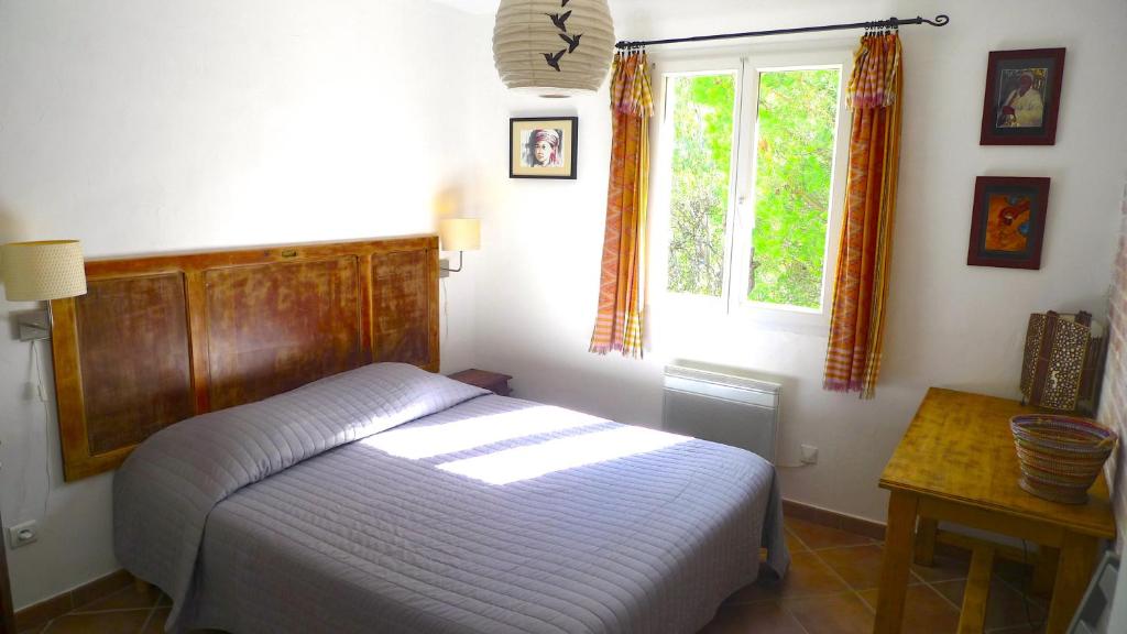 科尔巴拉A ChiOsella的一间卧室设有一张床、一个窗口和一张桌子
