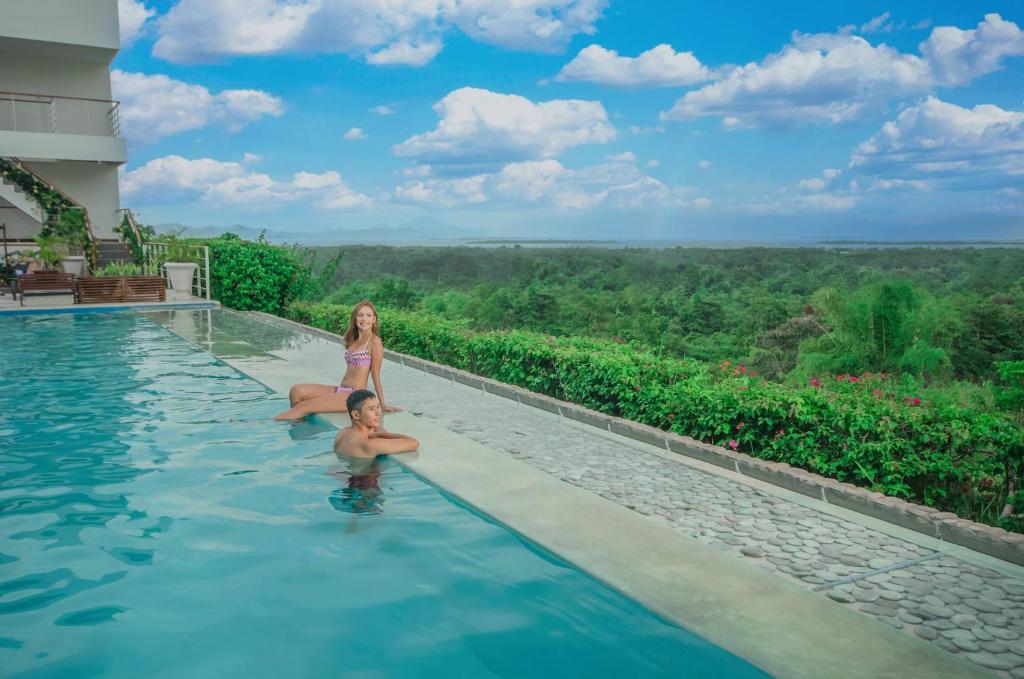 公主港巴拉望岛番加度假酒店的坐在度假村游泳池里的男女