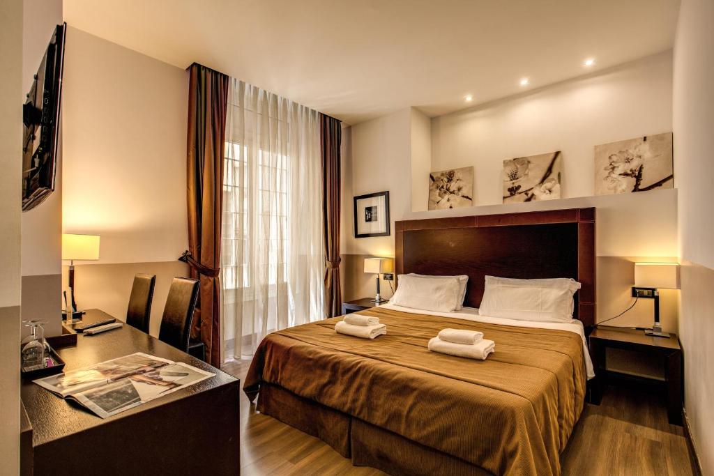 罗马那锡那里精品酒店的酒店客房,配有带两条毛巾的床