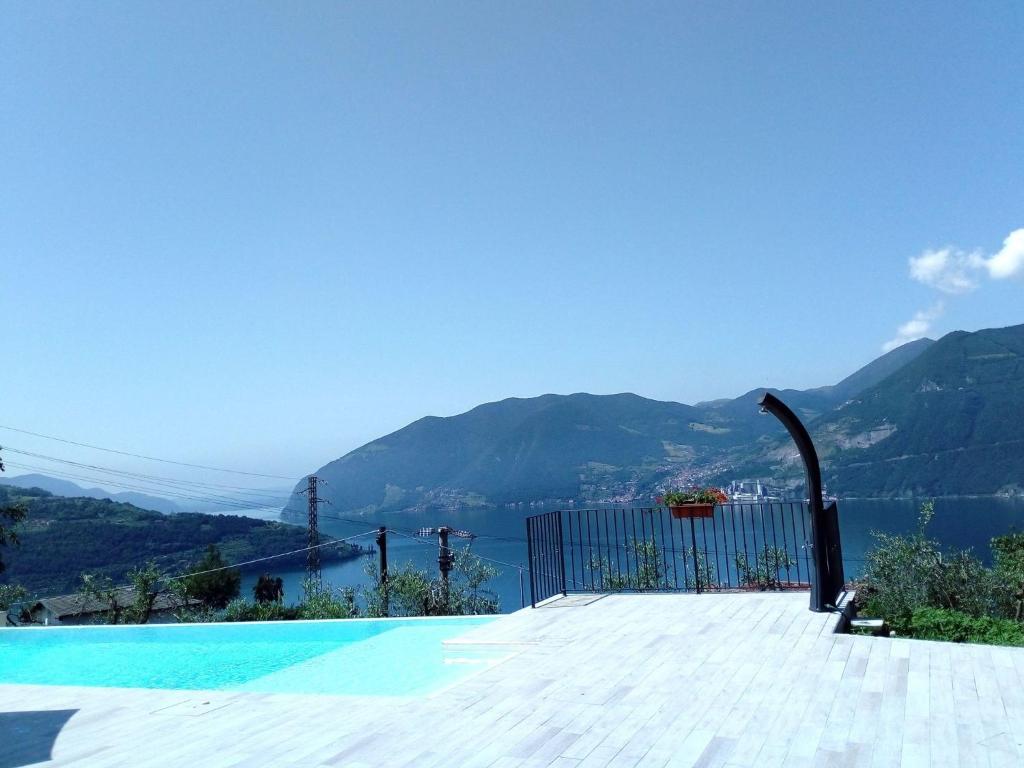 马罗内Belvilla by OYO Bellavista的享有湖泊和山脉景致的游泳池