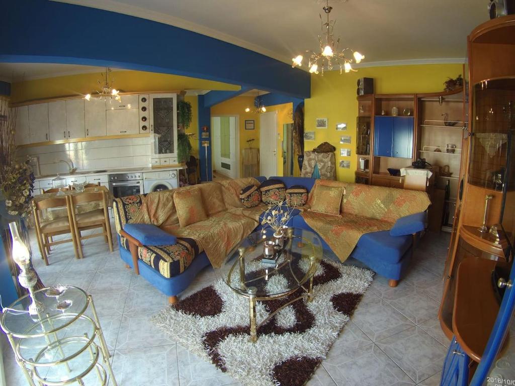 塞萨洛尼基Spacious Apartment的客厅配有沙发和桌子