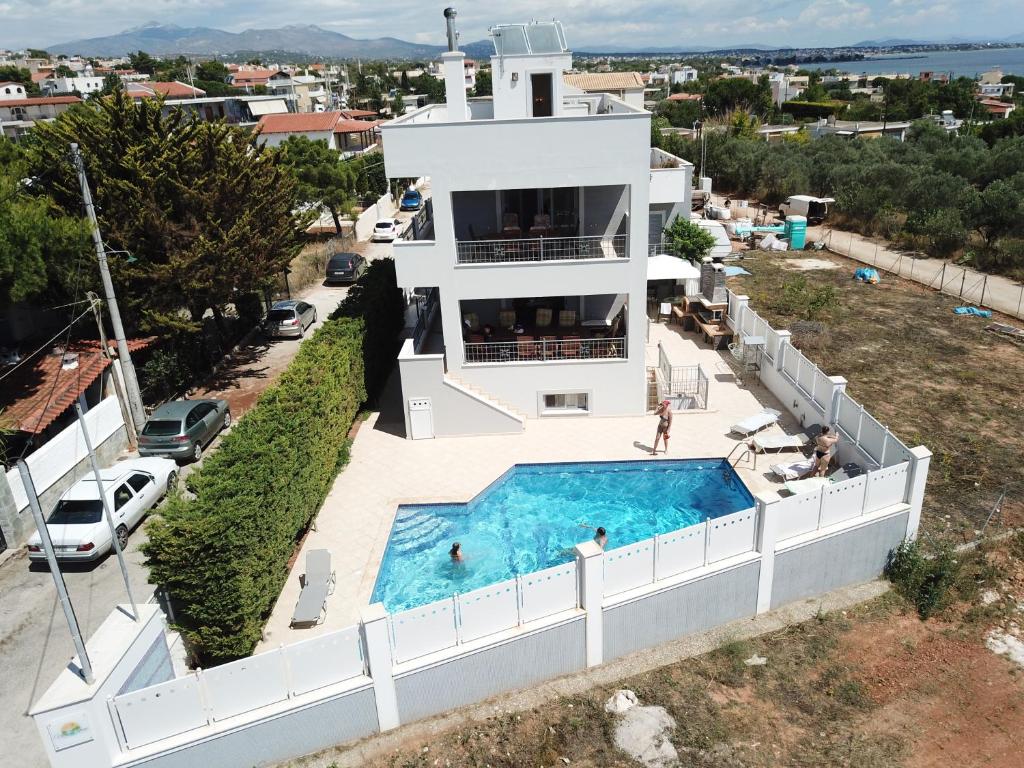 阿特米达Villa d'Irene-near athens airport , 200 meters from the beach davis的享有带游泳池的房屋的空中景致