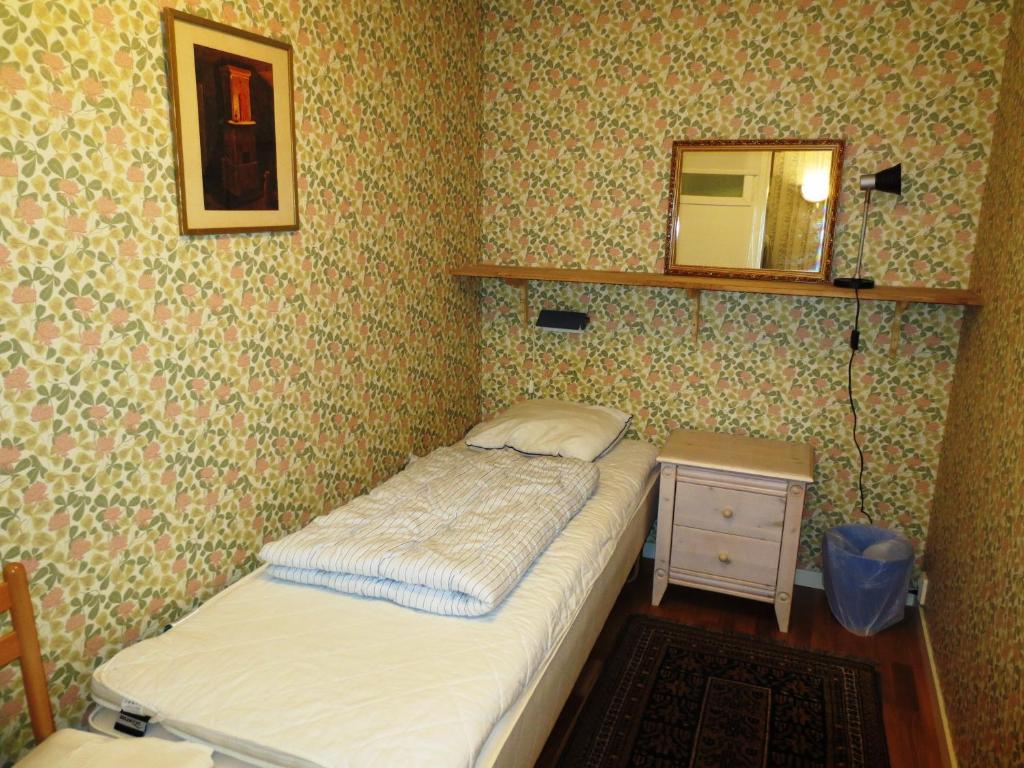 斯德哥尔摩住宿加早餐旅馆的一间小卧室,配有一张床和镜子
