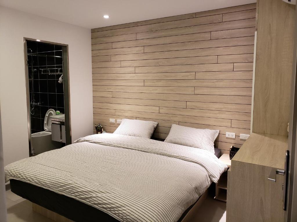 北竿清雅民宿的一间卧室配有一张大床和木制床头板
