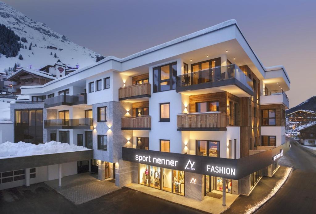 图克斯内讷霍夫公寓式酒店的带有读取软冬季 ⁇ 张力标志的建筑物